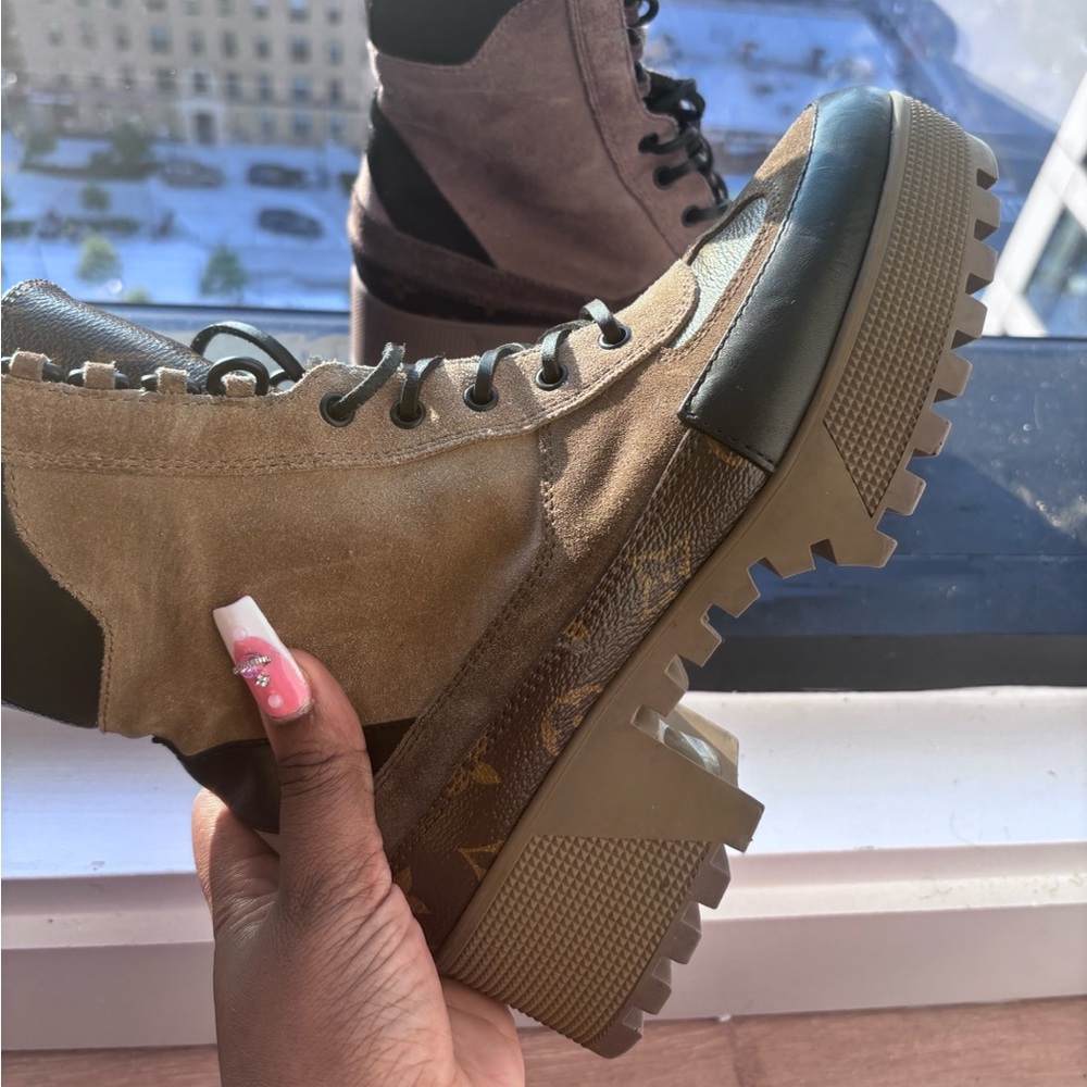 Lv laureate platform brown lace up boots